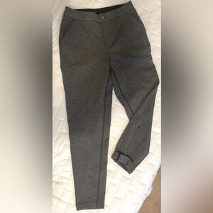 Lululemon Gray Work/Office/Trouser Pant Sz (4) w/2 Back/3 Front Pockets/Like New